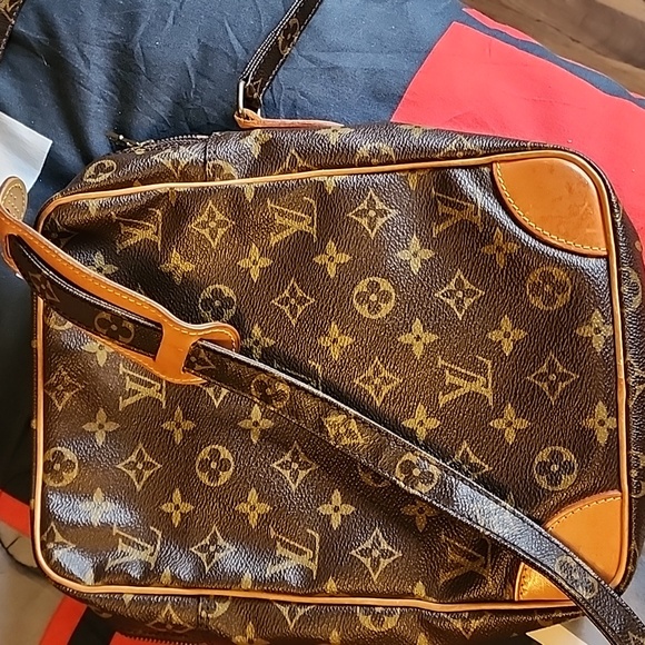 LOUIS VUITTON DANUBE MM MONOGRAM CROSSBODY BAG - Picture 3 of 5